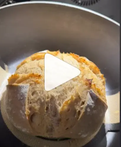 Zuurdesembrood met ingesneden korst, bakkend in de Dutch oven