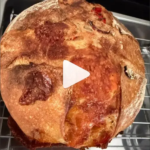 Goudbruin cheddar-jalapeño zuurdesembrood, vers uit de oven op een rooster