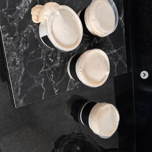 Overgefermenteerde pizzabollen die uit hun deegbakjes barsten — een eerlijke bakfail